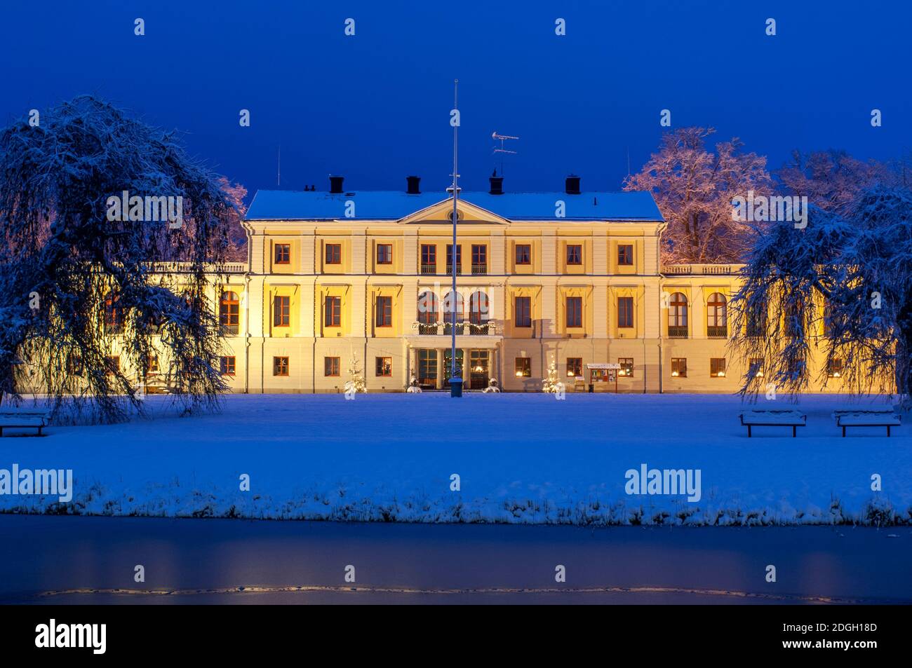 Säfstaholm Schloss beleuchtet in der Winternacht Stockfoto