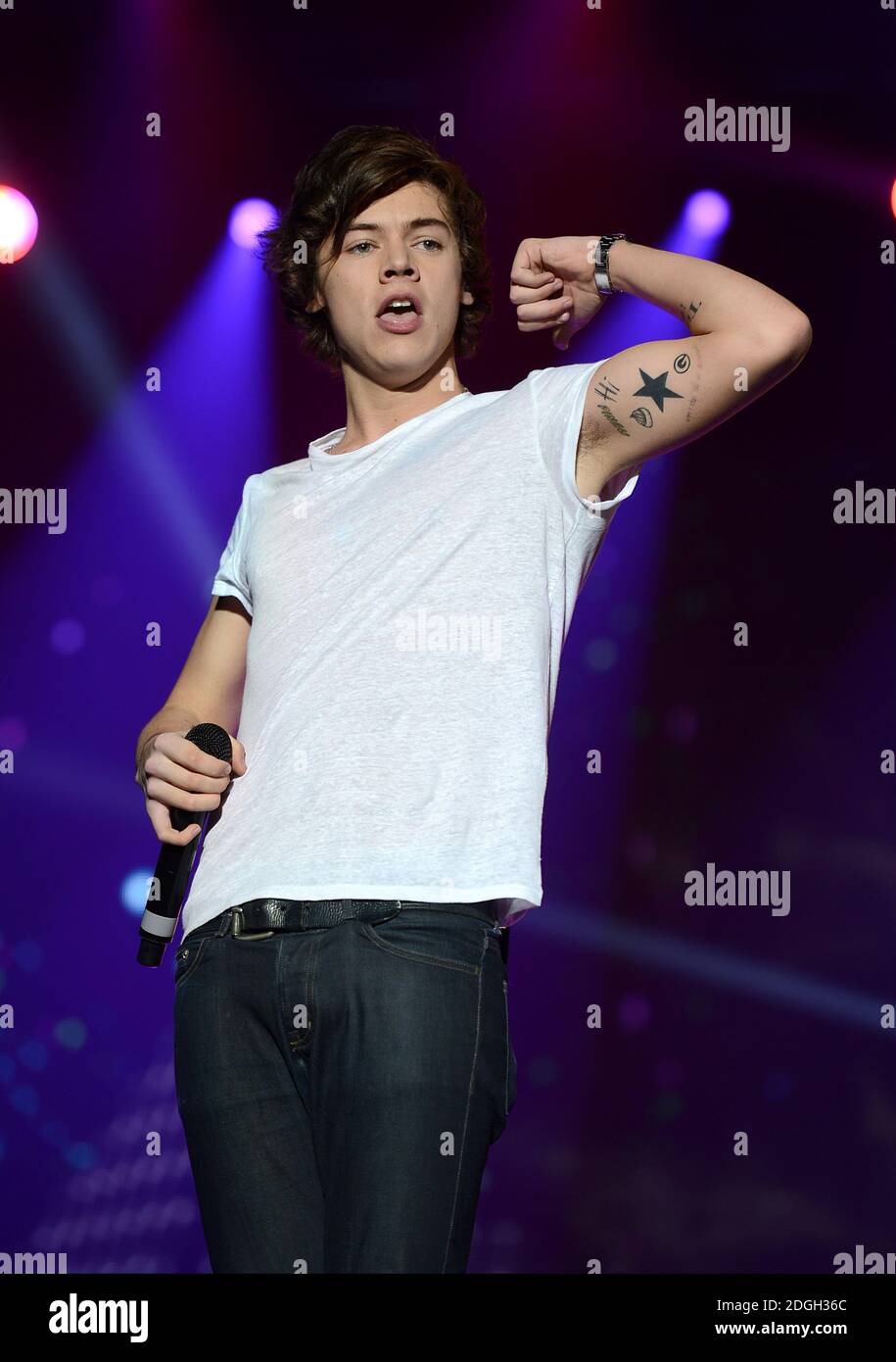 Harry Styles of One Direction auf der Bühne während des Capital FM Jingle Bell Ball 2012 in der O2 Arena, London. Stockfoto