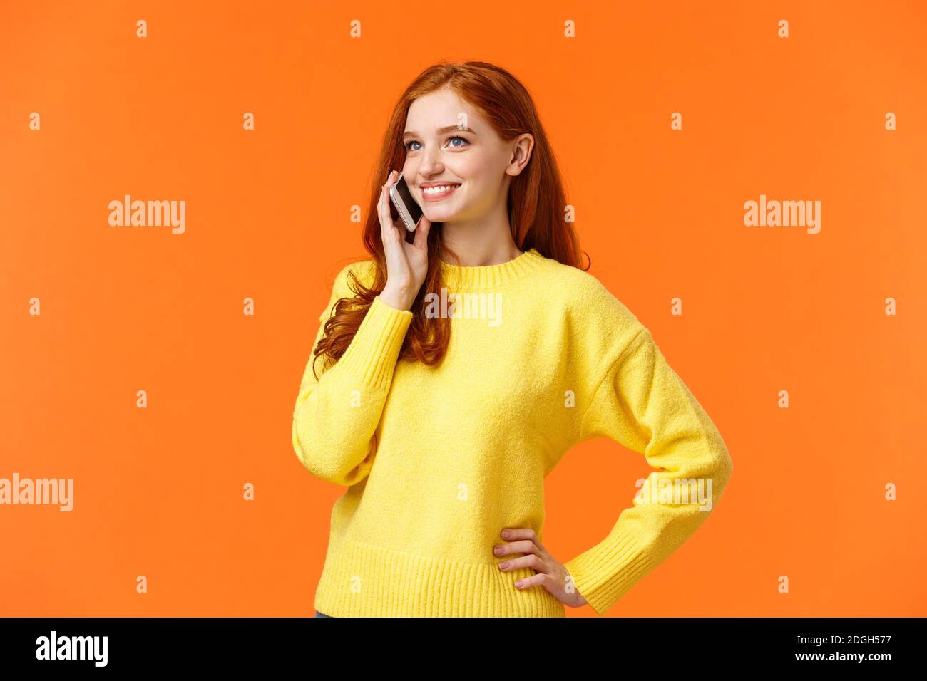 Waist-up Porträt ziemlich rothaarige Frau anrufen Freund, mit Gespräch, bestätigen Online-Bestellung beim Einkaufen für Urlaub, s Stockfoto