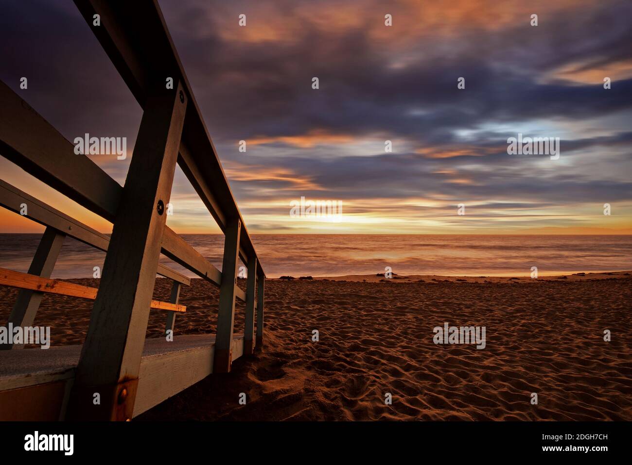 Rettungsschwimmer Station Rampe bei Sonnenuntergang Stockfoto