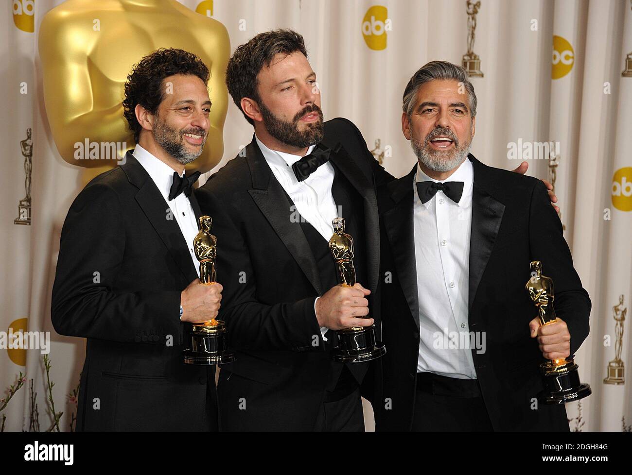 (Von links nach rechts) Grant Heslov, Ben Affleck und George Clooney mit dem Oscar für das beste Bild für Argo bei den 85. Academy Awards im Dolby Theater, Los Angeles. Stockfoto