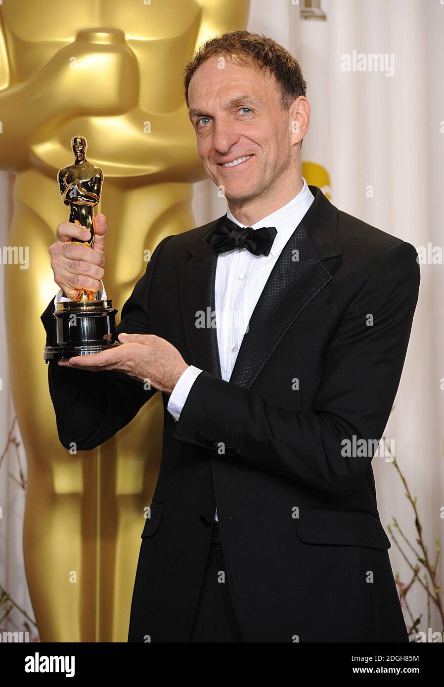 Mychael Danna mit dem Oscar für Leistung in Musik (Originalpartitur) für Life of Pi bei den 85. Academy Awards im Dolby Theater, Los Angeles. Stockfoto