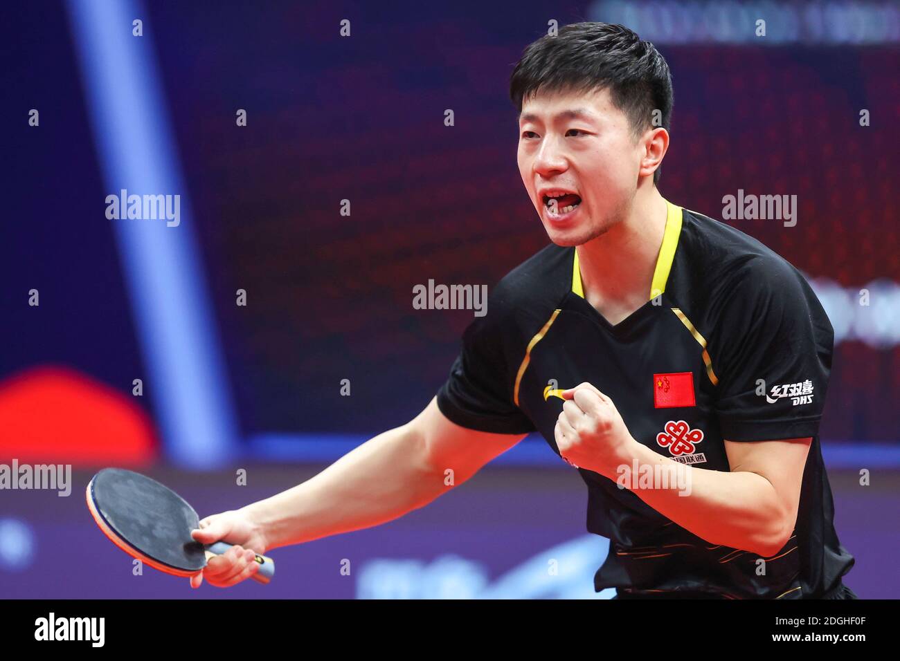 Der chinesische Tischtennisspieler Ma Long spielt gegen den chinesischen  Tischtennisspieler Fan Zhendong beim Finale der Herren 2020¯ITTF Finals in  Zhengzhou City, c Stockfotografie - Alamy