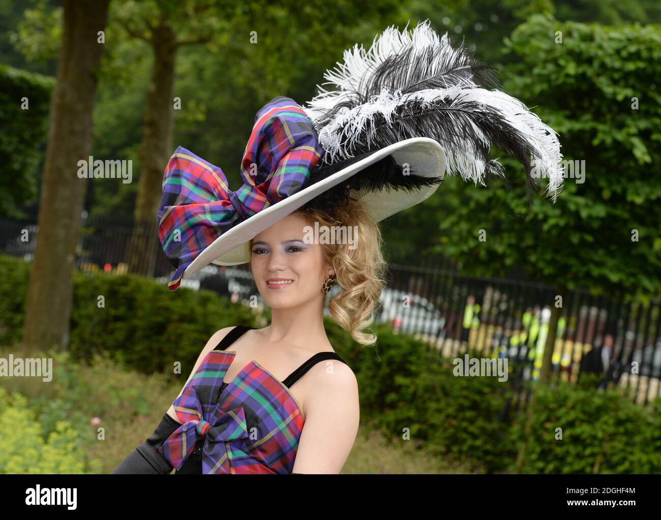 Racegoer Mimi Theobald beim Ladies Day im Royal Ascot 2013, Ascot Racecourse, Berkshire. Stockfoto