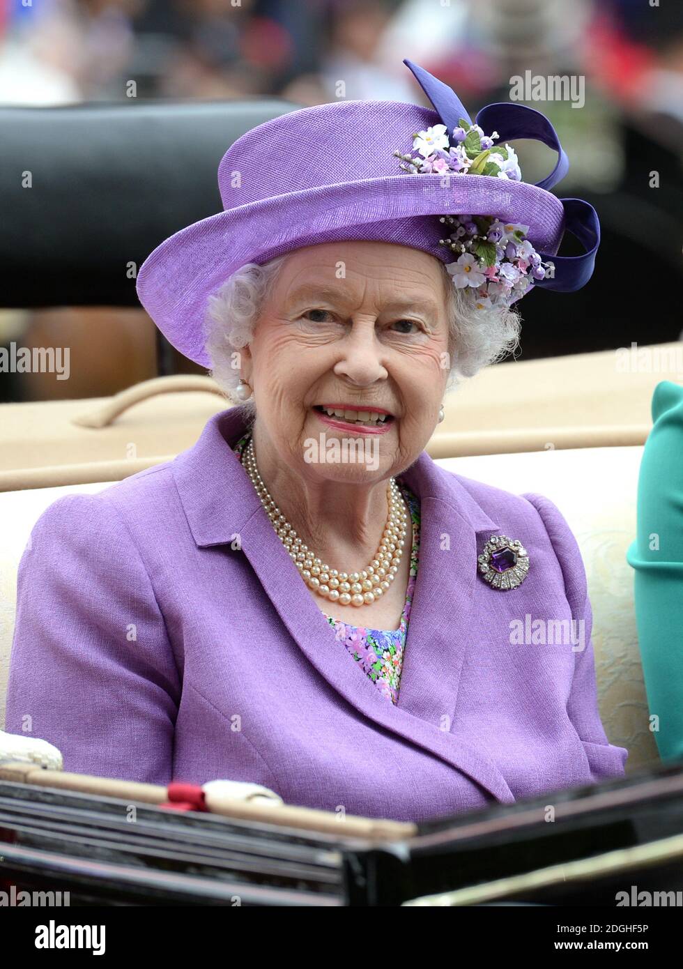 Ihre Majestät Königin Elizabeth II Teilnahme an Ladies Day im Royal Ascot 2013, Ascot Racecourse, Berkshire. Stockfoto