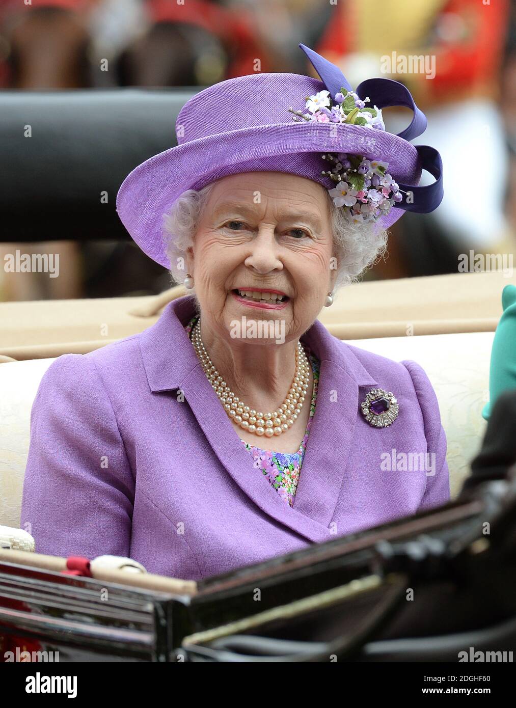 Ihre Majestät Königin Elizabeth II Teilnahme an Ladies Day im Royal Ascot 2013, Ascot Racecourse, Berkshire. Stockfoto