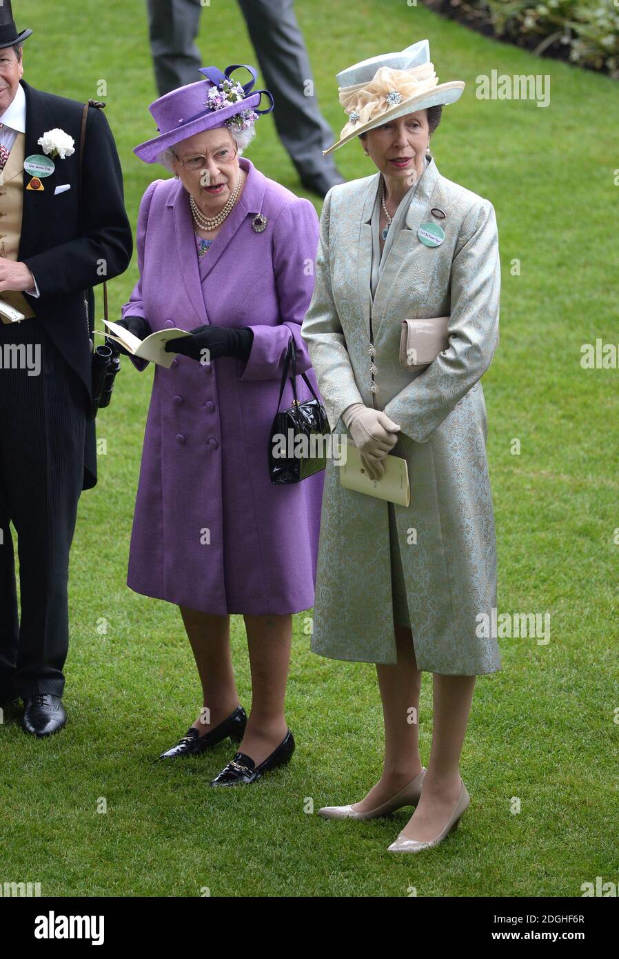 Queen Elizabeth II und die Prinzessin Royal bei Ladies Day im Royal Ascot 2013, Ascot Racecourse, Berkshire. Stockfoto
