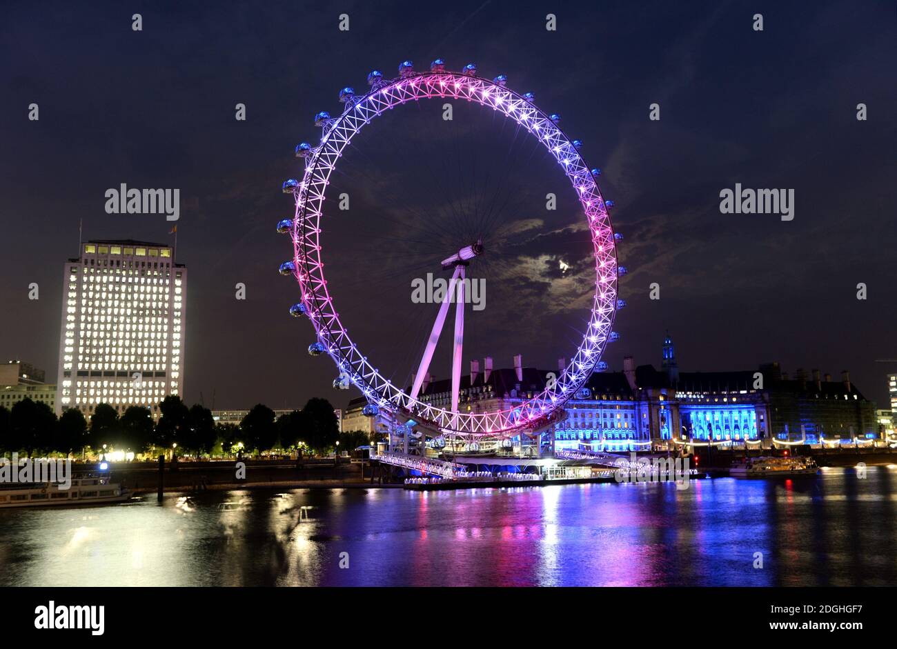 Das EDF London Eye feiert die Geburt des Herzogs und der Herzogin von Cambridge's Sohn und zukünftiger König, indem es rot, weiß und blau, South Bank, London, beleuchtet. Stockfoto