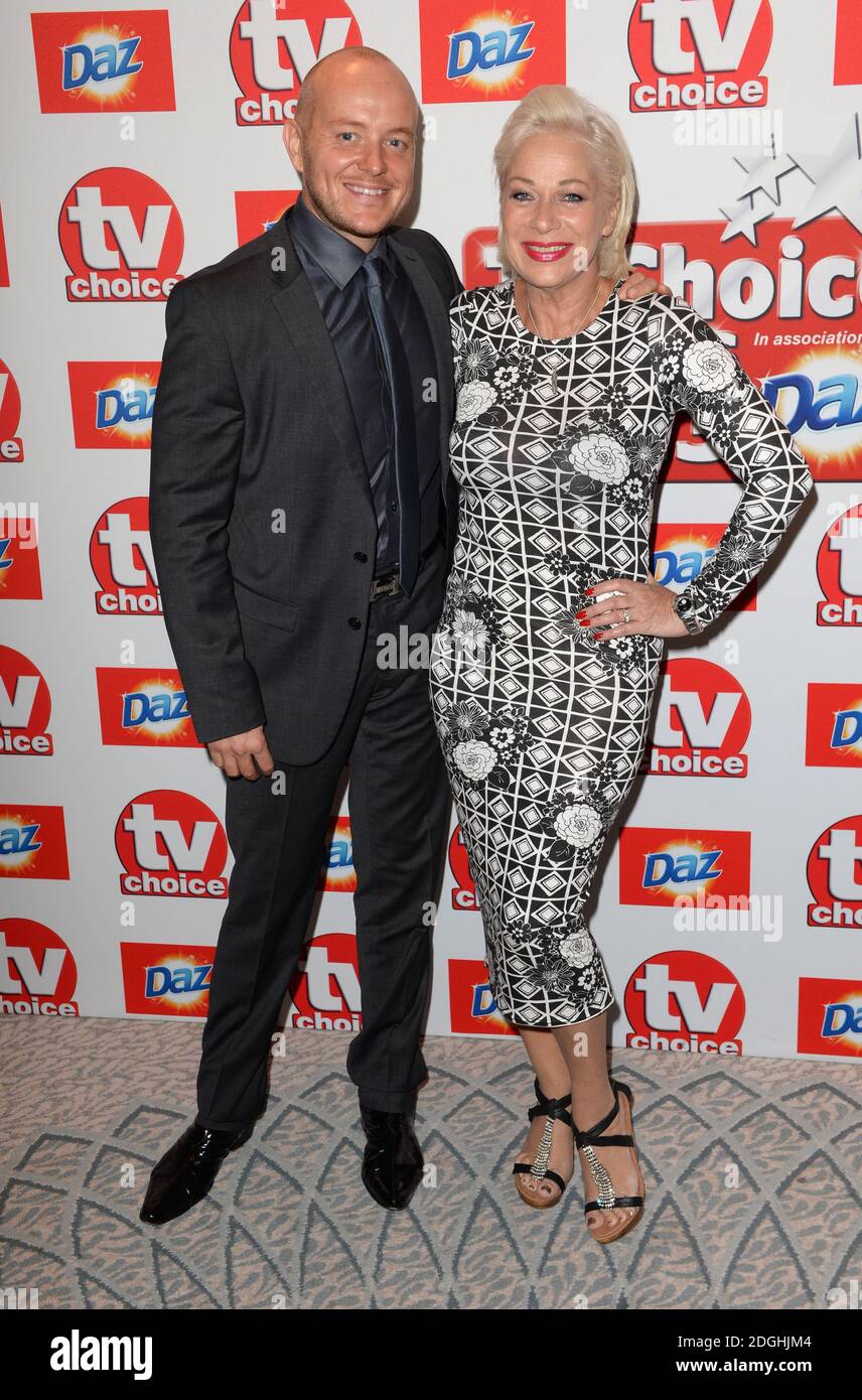 Denise Welch und Lincoln Townley bei der Ankunft bei den TV Choice Awards 2013, The Dorchester Hotel, London. Stockfoto