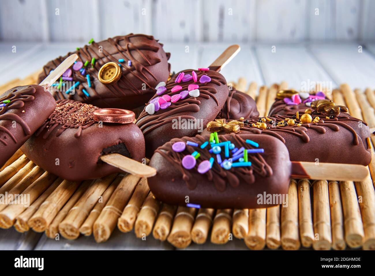 Pops Kuchen in Form von Schokolade Eis mit Dekoration. Stockfoto