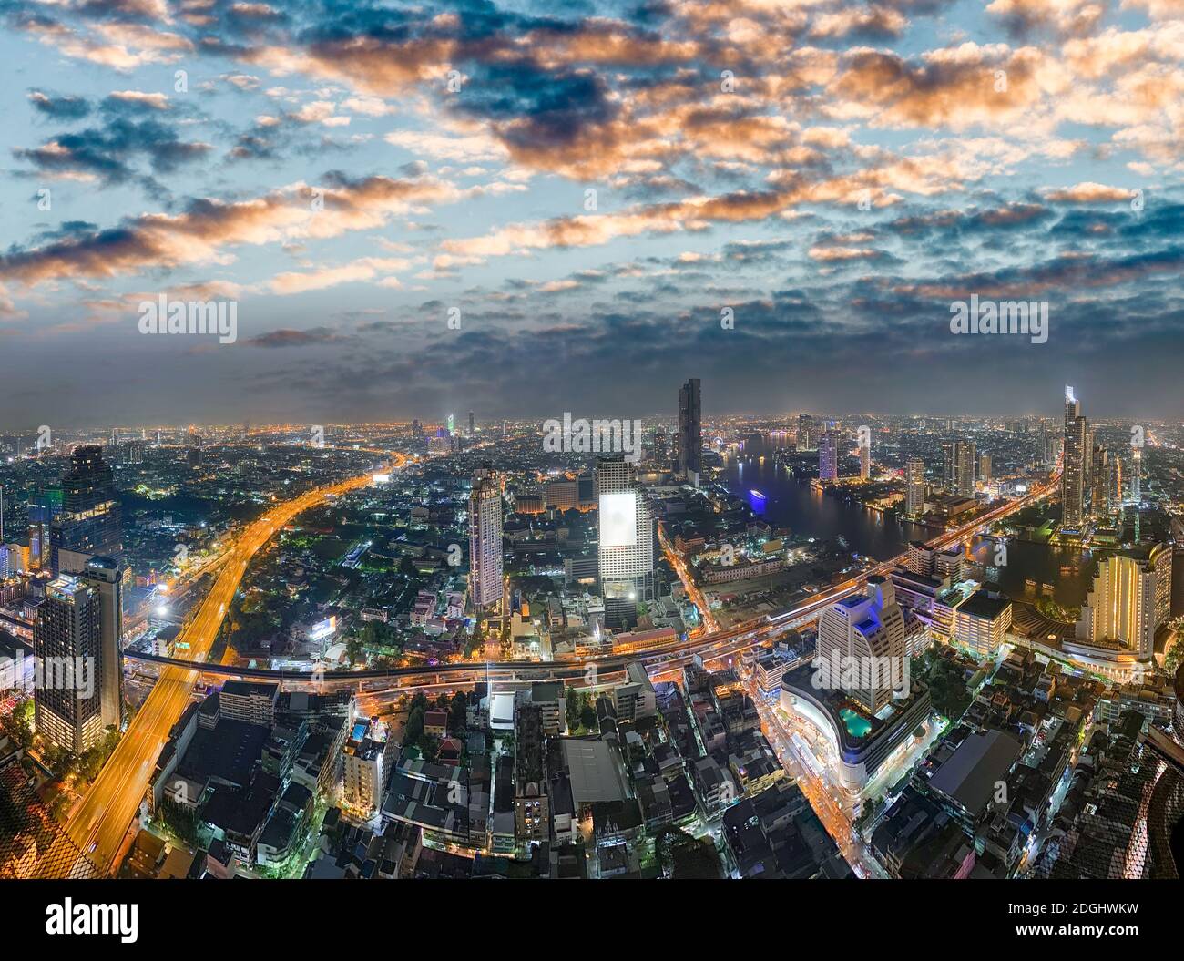 Luftaufnahme der Bangkok Wolkenkratzer bei Nacht, Thailand Stockfoto
