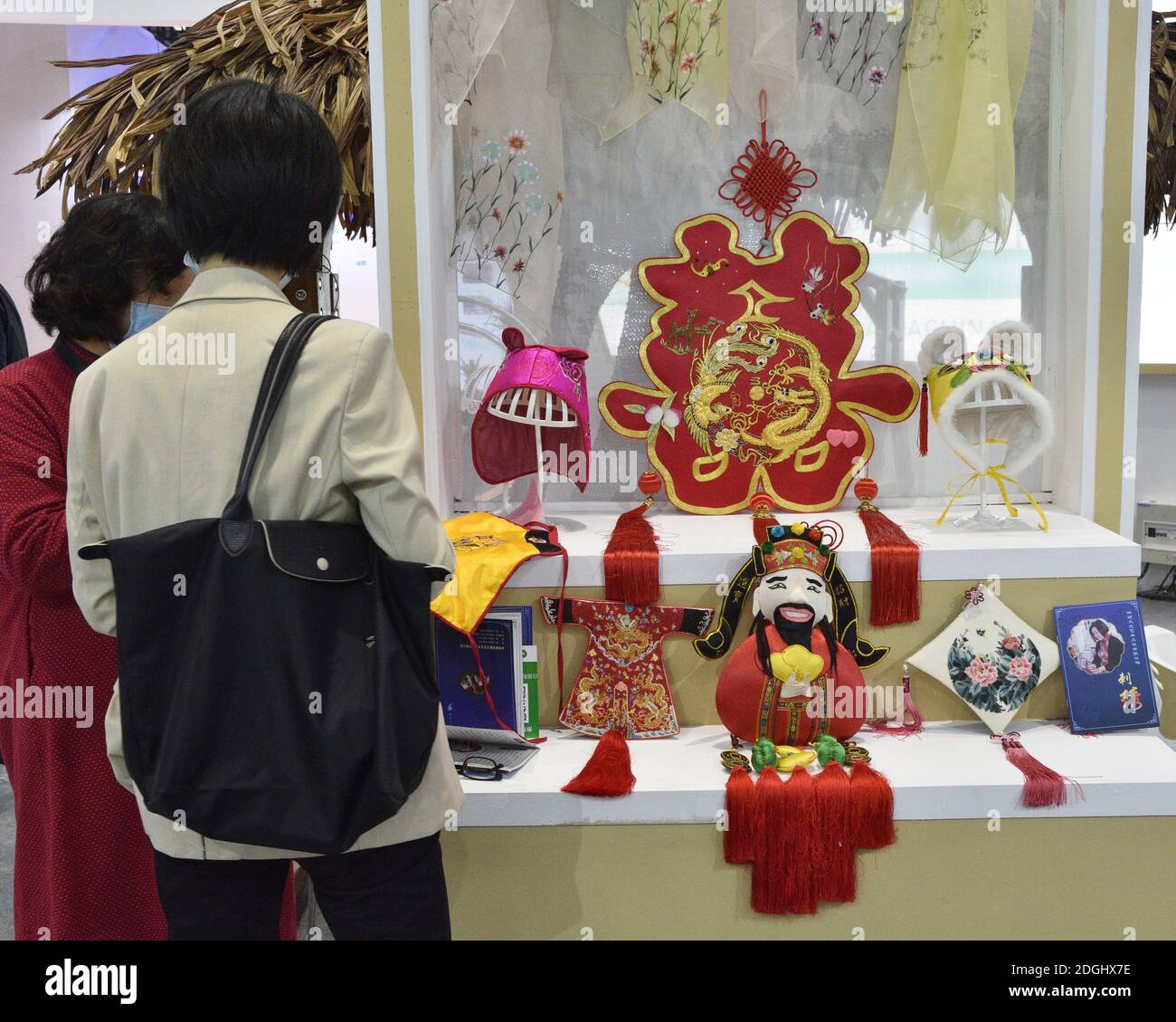 Besucher genießen Ausstellungen und Künstler auf der Yangtze River Delta International Cultural Industries EXPO, Shanghai, China, 19. November 2020. * Stockfoto