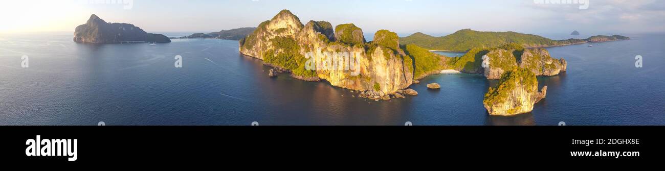 Unglaubliche atemberaubende Luftaufnahme von Nui Beach in Koh Phi Phi Don, Phi Phi Inseln, Thailand Stockfoto