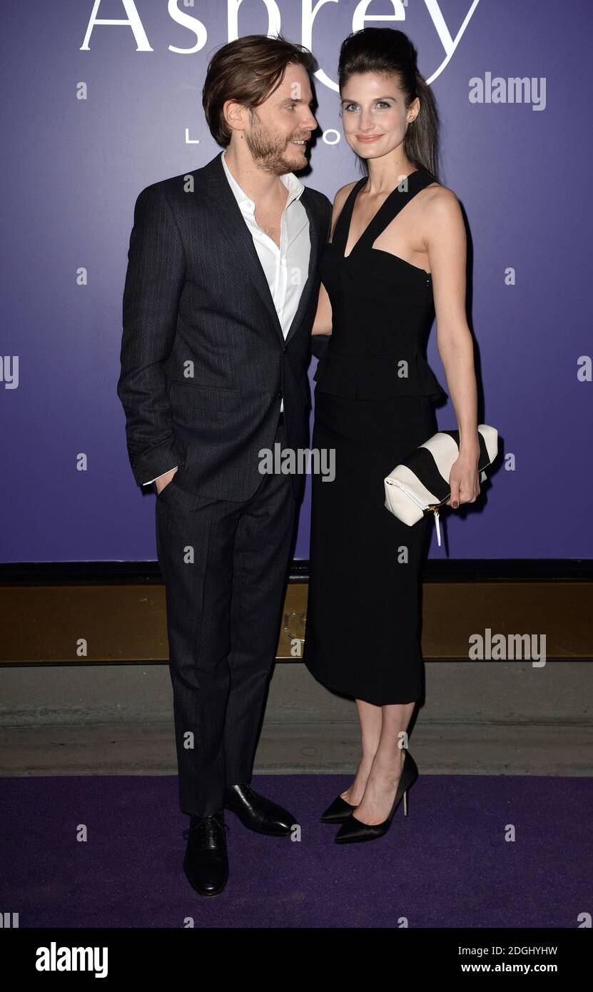 Felicitas Rombold und Daniel Bruhl kommen als Asprey Gastgeber der EE BAFTA Nominees Party in London an Stockfoto