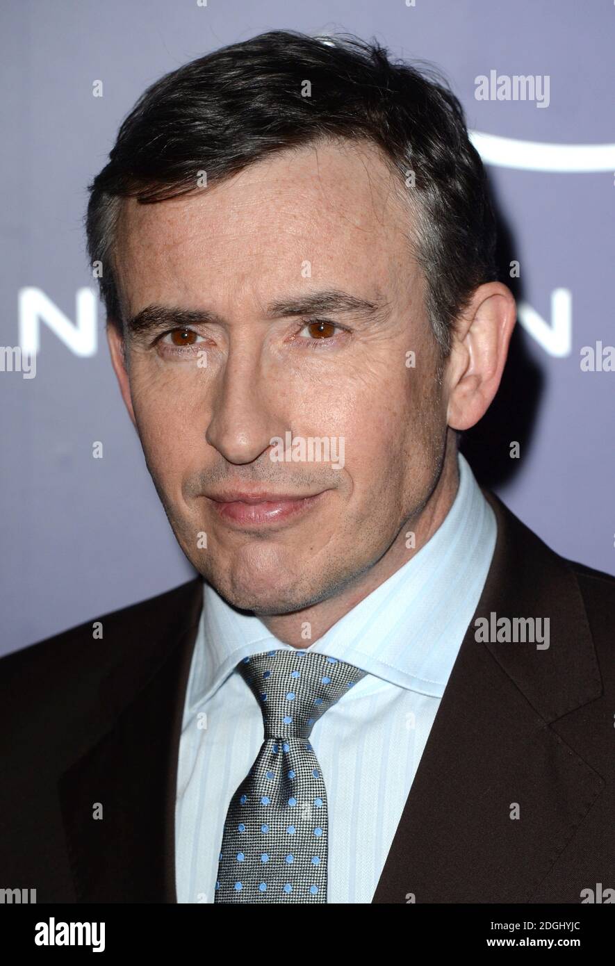 Steve Coogan kommt als Asprey Gastgeber der EE BAFTA Nominees Party in London an Stockfoto