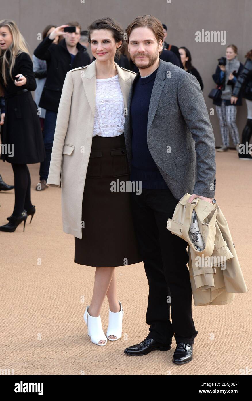 Felicitas Rombold und Daniel Bruhl bei der Ankunft an der Burberry Catwalk Show, Kensington Gardens, London Fashion Week Stockfoto