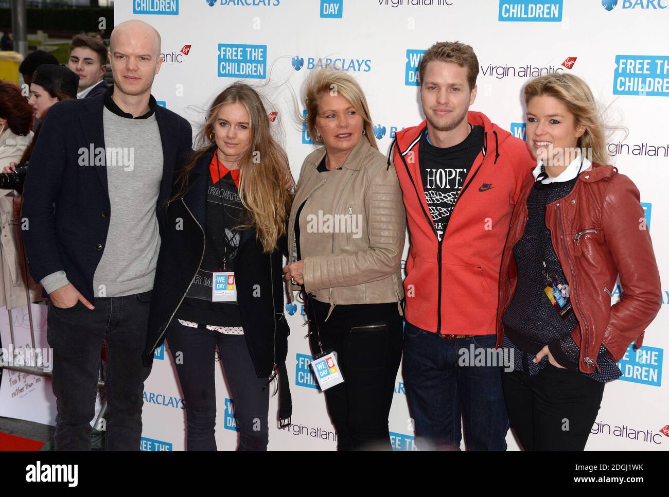 Cressida Bonas, Richard Bransons Frau Joan, Sam Branson und Isabella Calthorpe bei der Ankunft am WE Day, Wembley Arena, London. Stockfoto