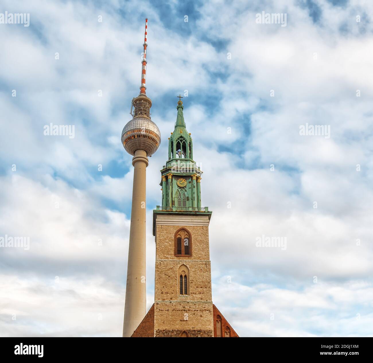 Berlin, Deutschland - 9. Dezember 2019: Glockenturm der Marienkirche oder Marienkirche. Fernsehturm in der Nähe des Th Stockfoto