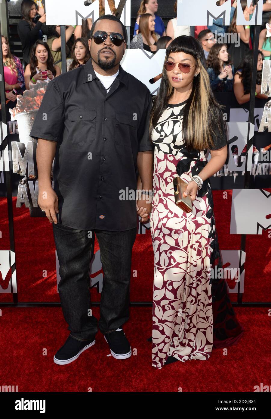 Ice Cube und Kimberly Woodruff bei der Ankunft bei den MTV Movie Awards 2014, das Nokia Theater L.A. Live, Los Angeles. Die MTV Movie Awards können in Großbritannien auf MTV, Montag, 14. April um 21 Uhr gesehen werden Stockfoto