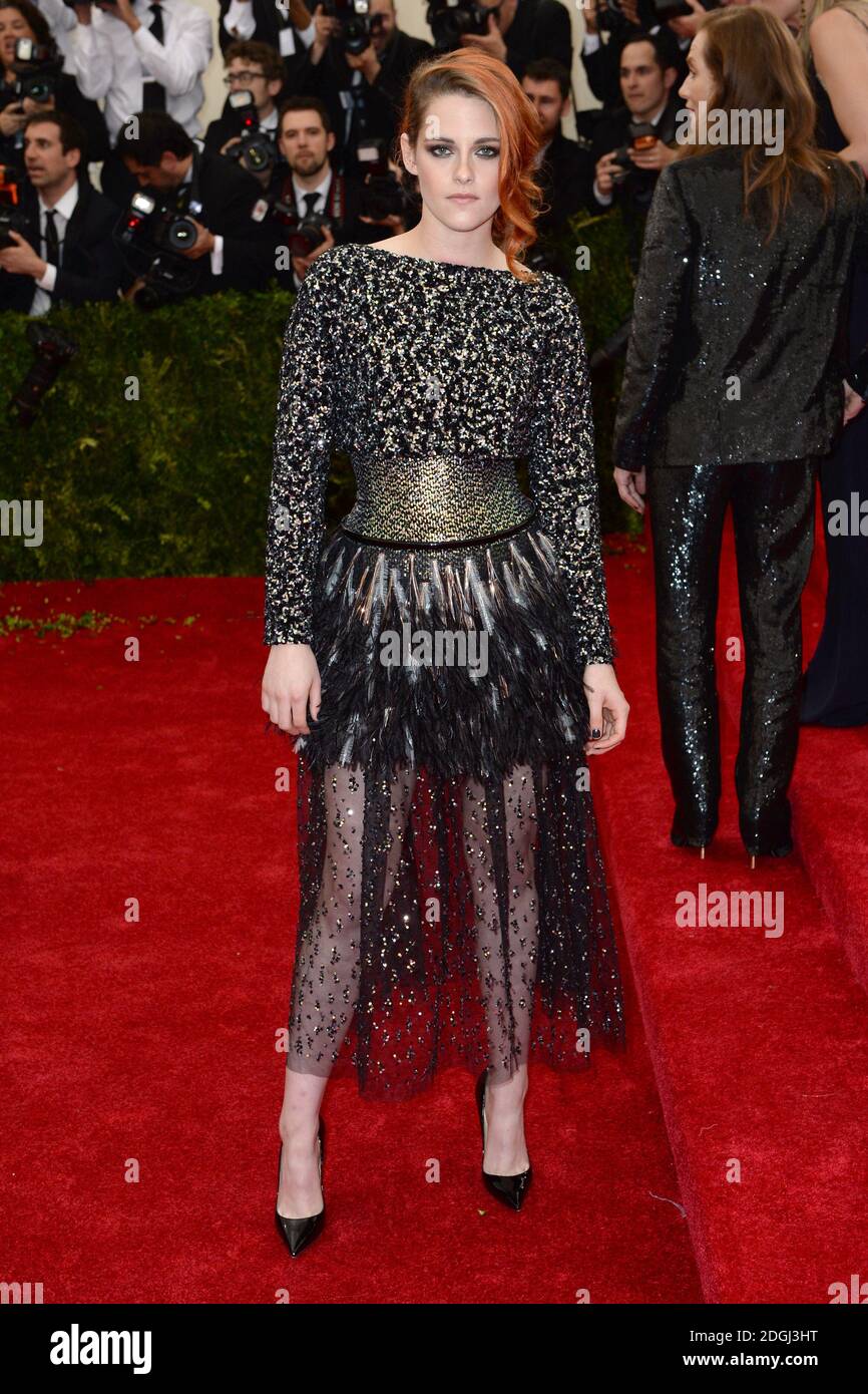 Kristen Stewart bei der Ankunft am Costume Institute Benefit Met Gala zur Eröffnung der Charles James, Beyond Fashion Exhibition und des neuen Anna Wintour Costume Center. Das Metropolitan Museum of Art, New York City. Stockfoto