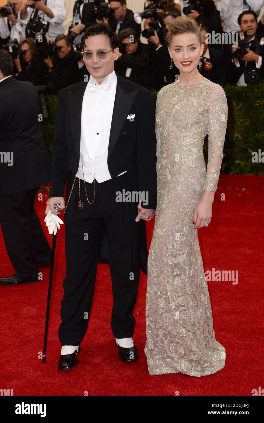 Johnny Depp und Amber hörten die Ankunft im Costume Institute Benefit Met Gala anlässlich der Eröffnung der Charles James, Beyond Fashion Exhibition und des neuen Anna Wintour Costume Center. Das Metropolitan Museum of Art, New York City. Stockfoto