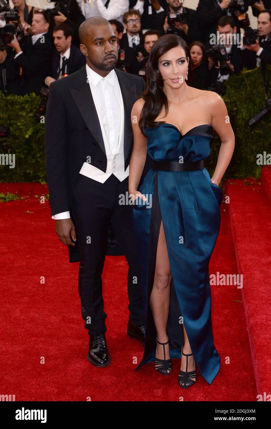 Kanye West und Kim Kardashian bei der Ankunft am Costume Institute Benefit Gala anlässlich der Eröffnung der Charles James, Beyond Fashion Exhibition und des neuen Anna Wintour Costume Center. Das Metropolitan Museum of Art, New York City. Stockfoto