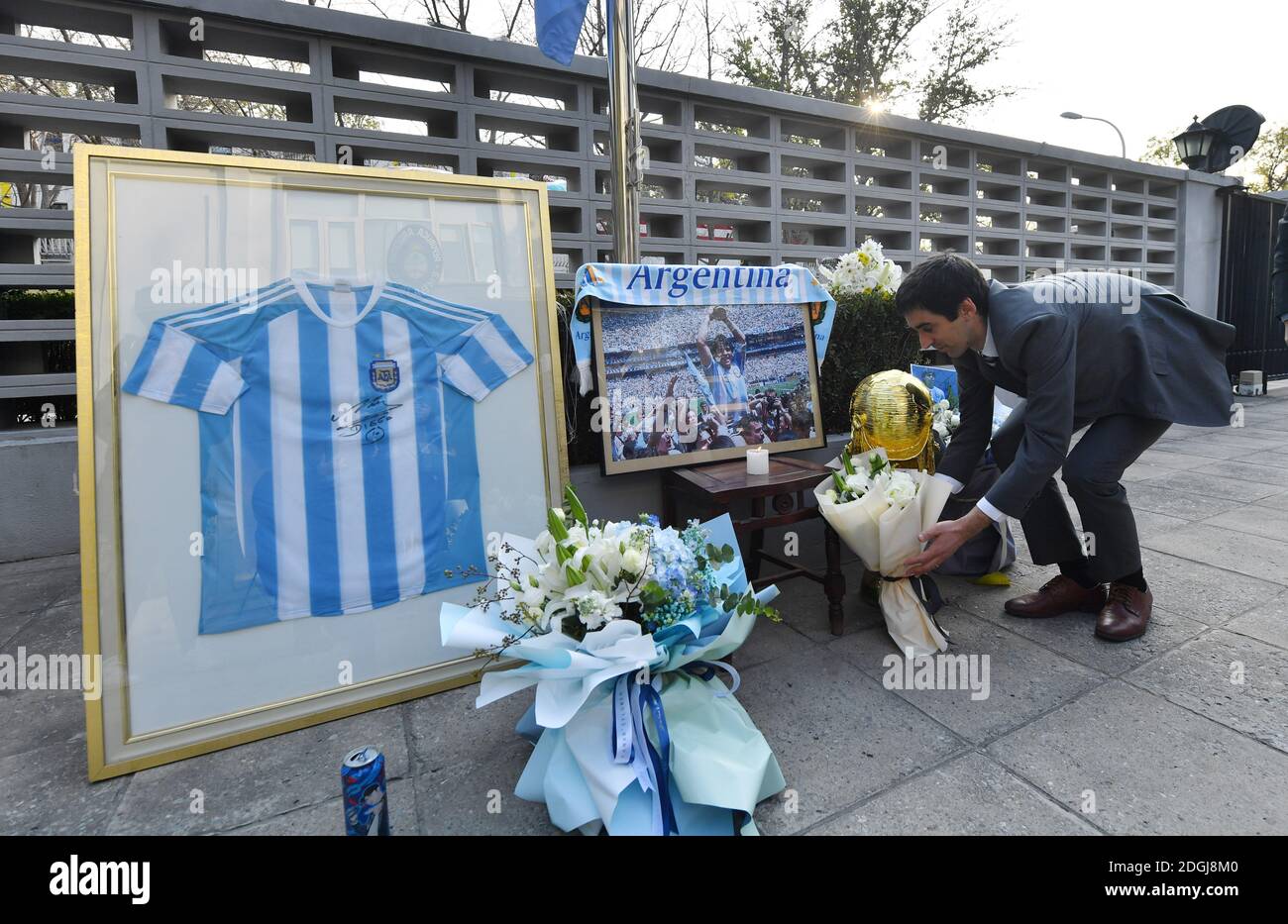 Ein Fußballfan zollt dem Gedenkstall Tribut Der argentinische Profi-Fußballspieler und Manager Diego Armando Maradona Außerhalb der Embas Stockfoto