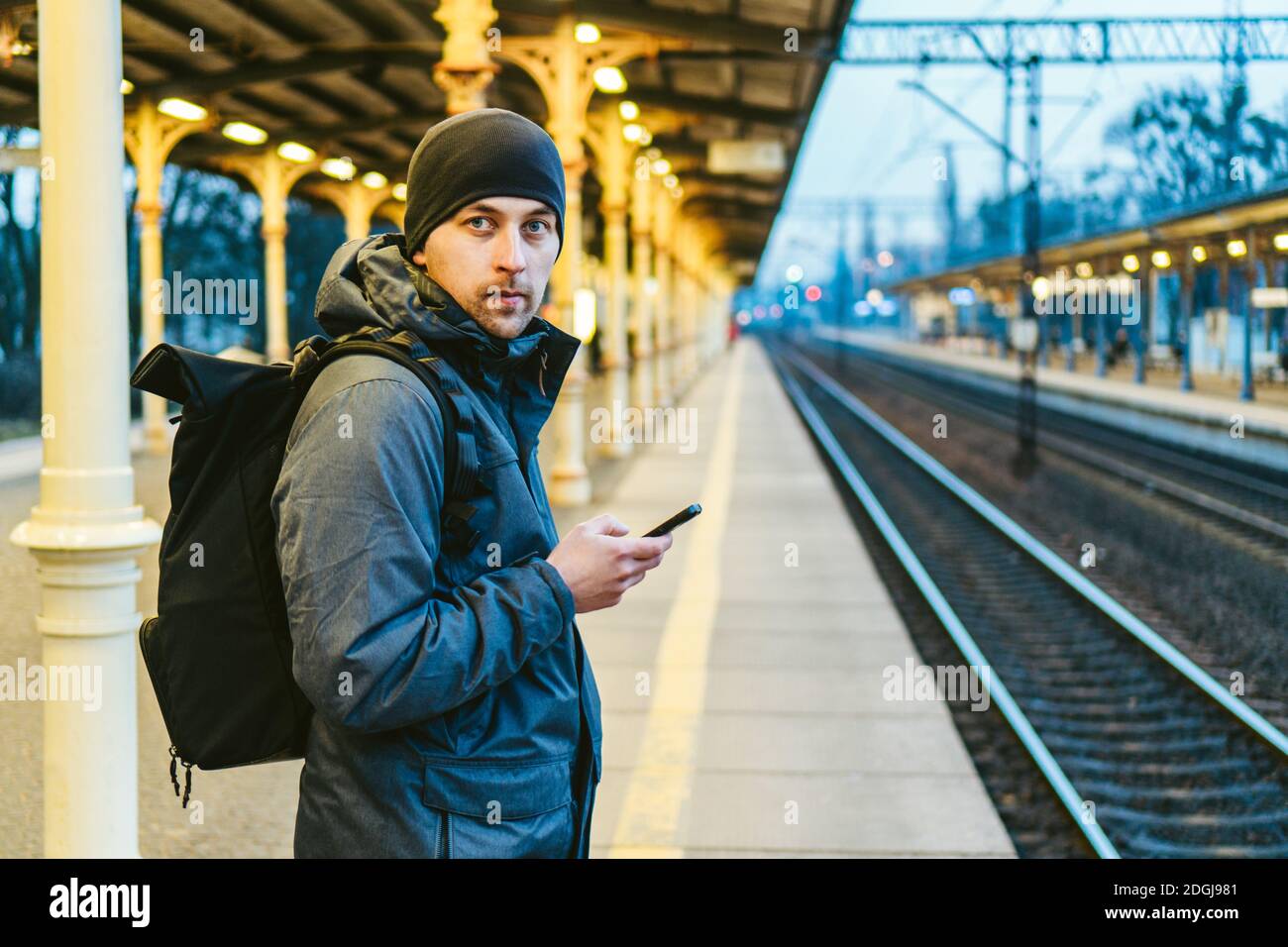 Sopot Fast Urban Bahnhof. Junger Mann steht und wartet Zug auf Plattform. Tourist reist mit dem Zug. Porträt Von Caucas Stockfoto