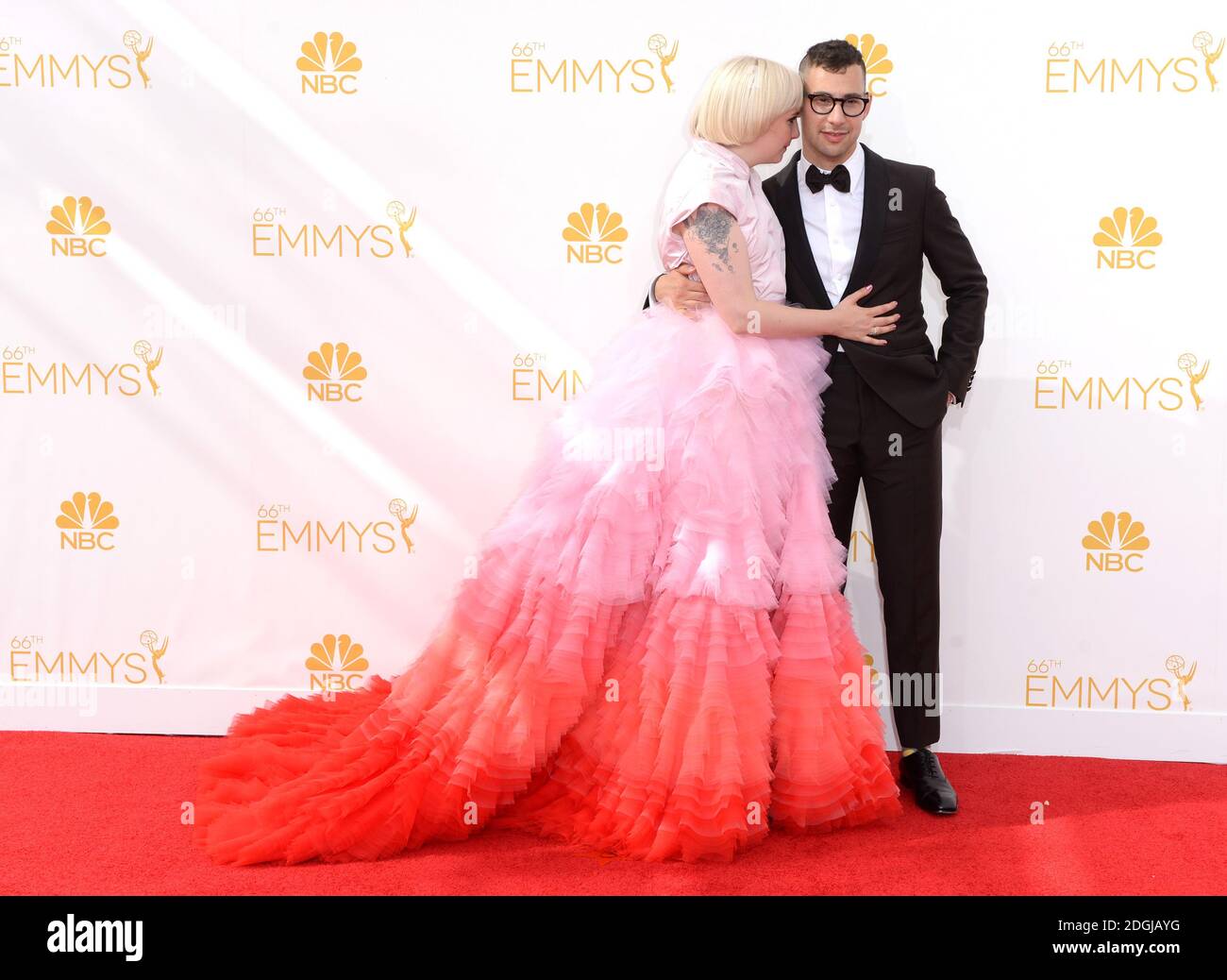 Lena Dunham und Jack Antonoff bei der Ankunft bei den EMMY Awards 2014, Nokia Live, Los Angeles. Stockfoto