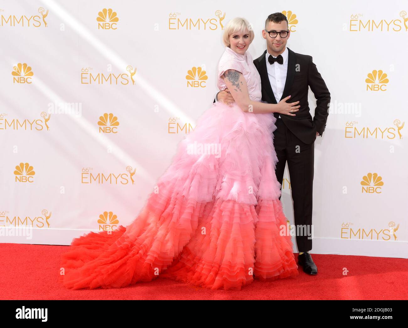 Lena Dunham und Jack Antonoff bei der Ankunft bei den EMMY Awards 2014, Nokia Live, Los Angeles. Stockfoto