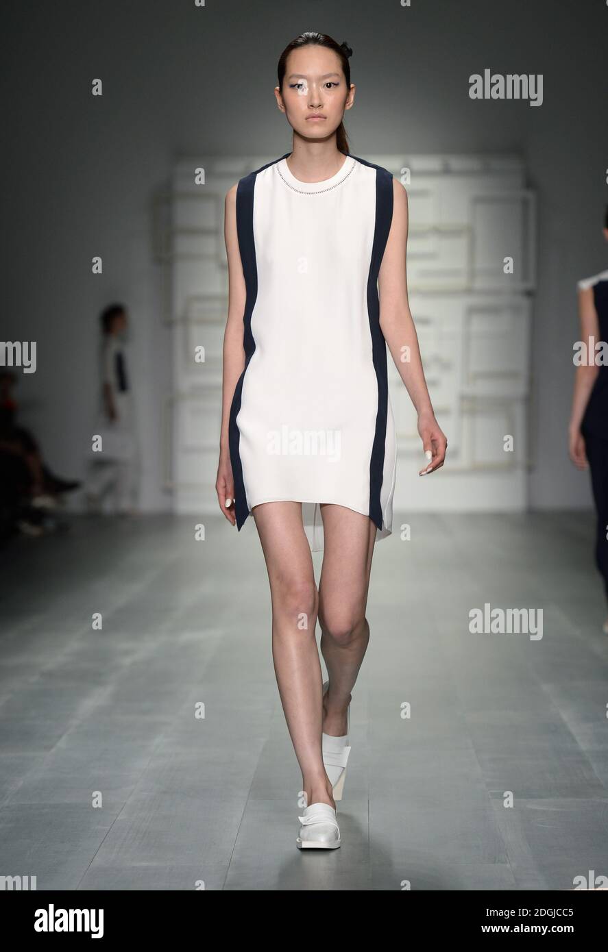 Ein Modell auf der J. JS Lee Catwalk Show, The BFC Show Space, London. Stockfoto