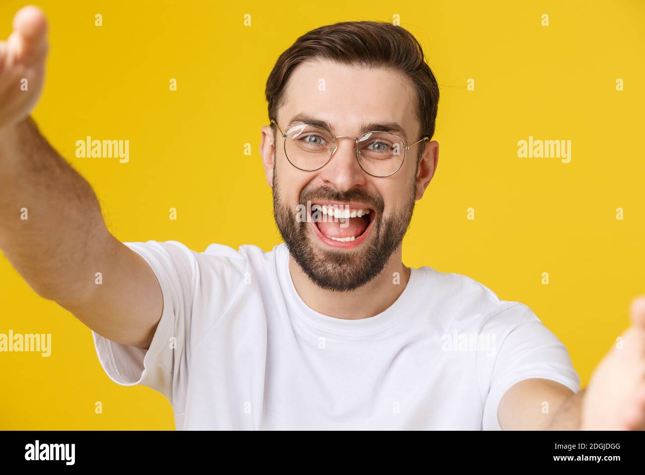 Nahaufnahme, Porträt einer fröhlichen bärtiger Mann unter selfie über weißen Hintergrund. Stockfoto