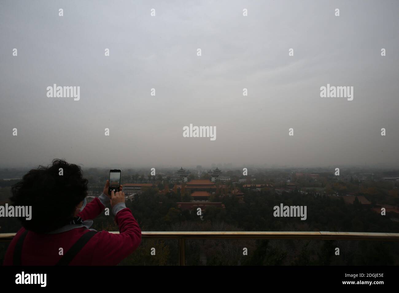 --FILE--Blick nach unten aus Wanchun Pavillon im Jingshan Park, die Verbotene Stadt ist in Smog gehüllt, und die gelbe Warnung für schwere Luftverschmutzung ist s Stockfoto