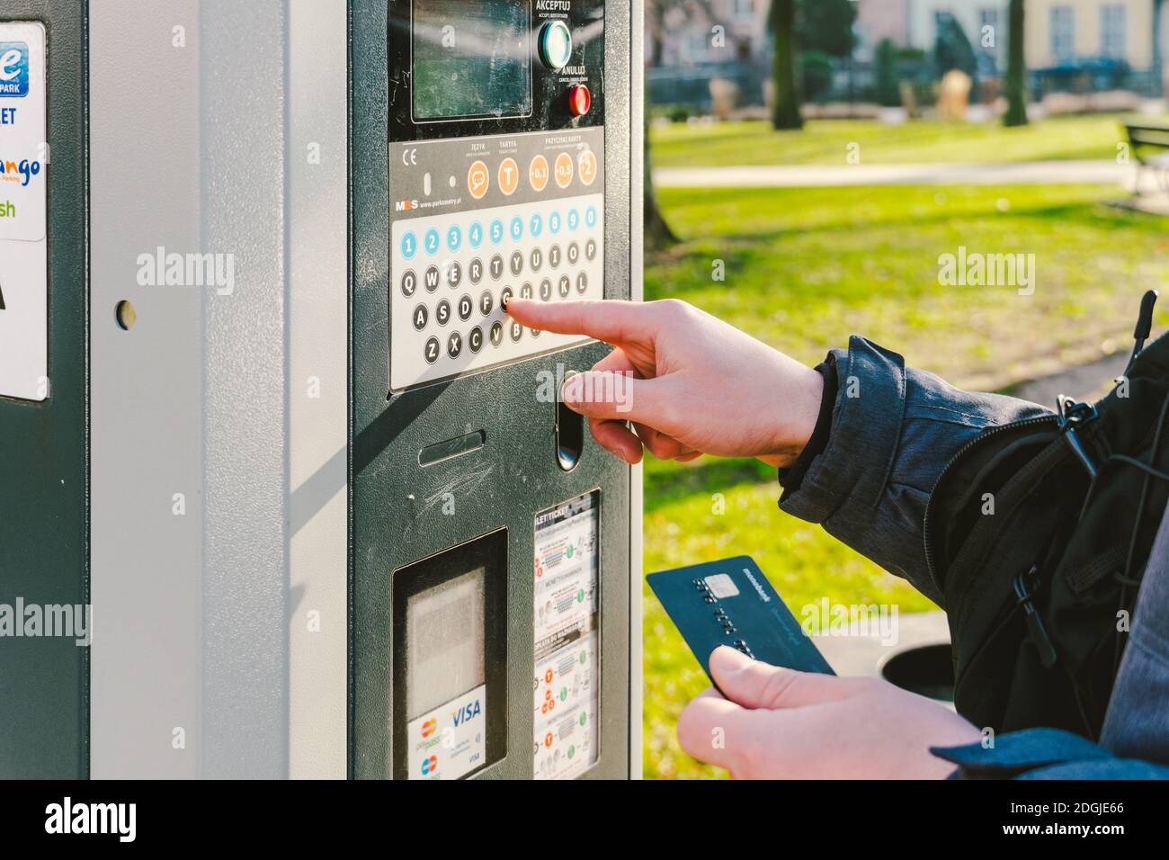 Zahlung für Parkplätze in der Stadt Danzig, Polen am 8. Februar 2020. Eine Person verwendet Monobank Kreditkarte für nfc-Zahlung in par Stockfoto