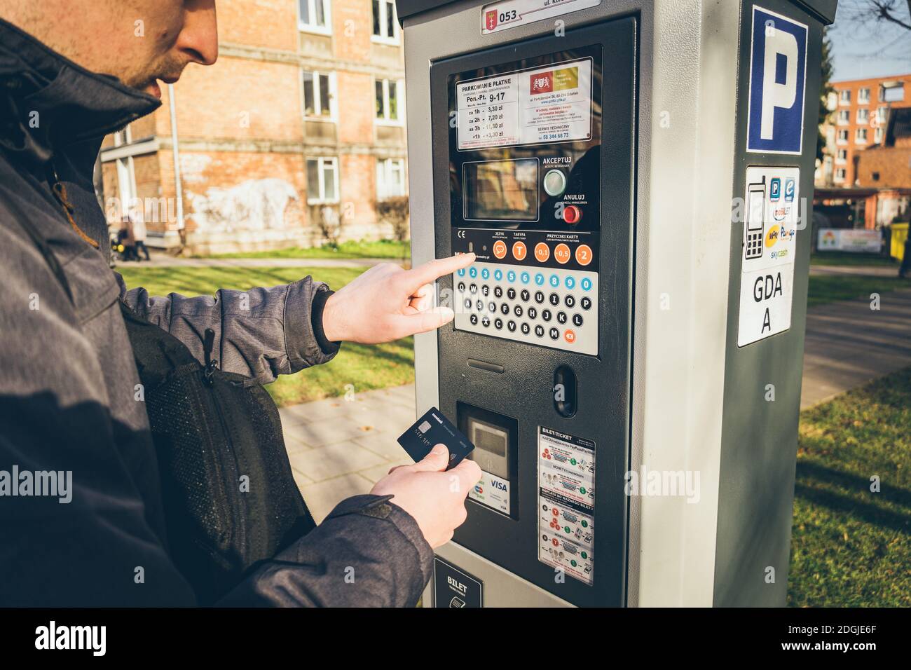 Zahlung für Parkplätze in der Stadt Danzig, Polen am 8. Februar 2020. Eine Person verwendet Monobank Kreditkarte für nfc-Zahlung in par Stockfoto