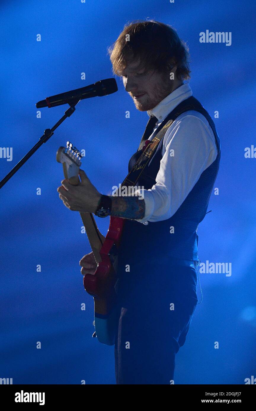 Ed Sheeran tritt bei den MTV Europe Music Awards 2014 im SSE Hydro, Glasgow, Schottland, auf. Stockfoto