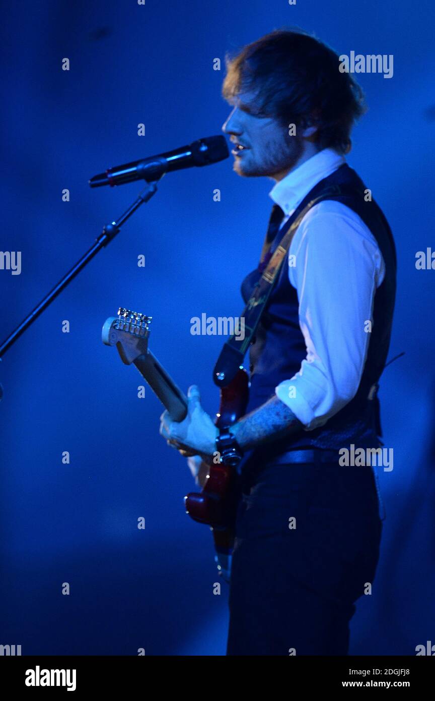 Ed Sheeran tritt bei den MTV Europe Music Awards 2014 im SSE Hydro, Glasgow, Schottland, auf. Stockfoto