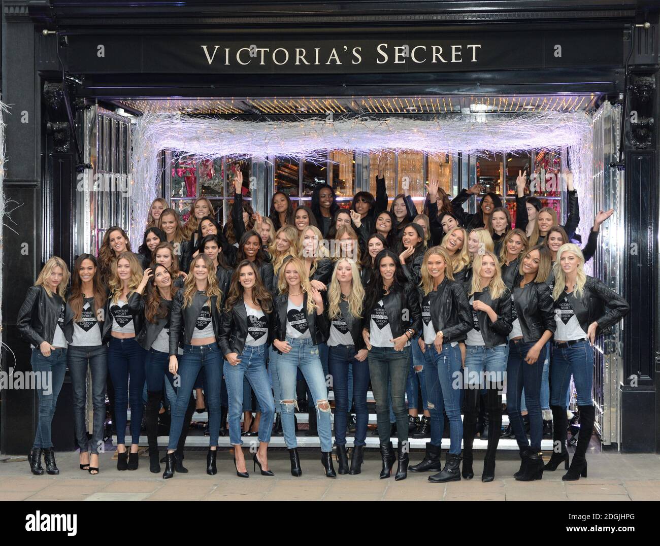 Victorias Secret Models stehen vor dem Londoner Flagship-Store New Bond Street, England. (Stufe eins) Irina Sharipova, Eniko Mihalik, Bregje Heinen, Grace Mahary, Ieva Laguna, Sigrid Agran, Imaan Hamman, Kasia Struss, Maud Weizen, Magalena Frackowiak und Kate Grigorieva. (Tier zwei) Daniela Braga, Yumi Lambert, Izabel Goulart, Barbara Fialho, Taylor Hill, Cindy Bruna, Maria Borges, Constance Jablonski, Blanca Pailla, Devon Windsor, Sui He und Romee Strjid. (Tier Drei) Isabeli Fontanta, Josephine Skriver, Jasmine Tookes, Jac Jagaciak, Stella Maxwell, Lais Ribeiro, Sara Sampaio, Kelly Gale, Jac Stockfoto