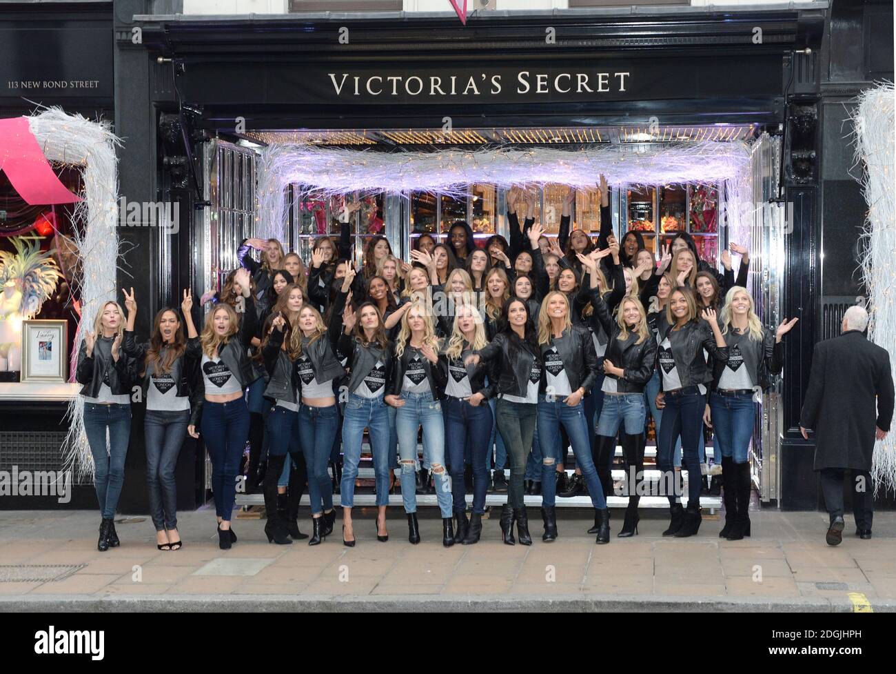 Victorias Secret Models stehen vor dem Londoner Flagship-Store New Bond Street, England. (Stufe eins) Irina Sharipova, Eniko Mihalik, Bregje Heinen, Grace Mahary, Ieva Laguna, Sigrid Agran, Imaan Hamman, Kasia Struss, Maud Weizen, Magalena Frackowiak und Kate Grigorieva. (Tier zwei) Daniela Braga, Yumi Lambert, Izabel Goulart, Barbara Fialho, Taylor Hill, Cindy Bruna, Maria Borges, Constance Jablonski, Blanca Pailla, Devon Windsor, Sui He und Romee Strjid. (Tier Drei) Isabeli Fontanta, Josephine Skriver, Jasmine Tookes, Jac Jagaciak, Stella Maxwell, Lais Ribeiro, Sara Sampaio, Kelly Gale, Jac Stockfoto