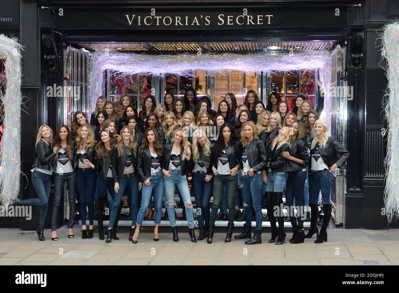 Victorias Secret Models stehen vor dem Londoner Flagship-Store New Bond Street, England. (Stufe eins) Irina Sharipova, Eniko Mihalik, Bregje Heinen, Grace Mahary, Ieva Laguna, Sigrid Agran, Imaan Hamman, Kasia Struss, Maud Weizen, Magalena Frackowiak und Kate Grigorieva. (Tier zwei) Daniela Braga, Yumi Lambert, Izabel Goulart, Barbara Fialho, Taylor Hill, Cindy Bruna, Maria Borges, Constance Jablonski, Blanca Pailla, Devon Windsor, Sui He und Romee Strjid. (Tier Drei) Isabeli Fontanta, Josephine Skriver, Jasmine Tookes, Jac Jagaciak, Stella Maxwell, Lais Ribeiro, Sara Sampaio, Kelly Gale, Jac Stockfoto