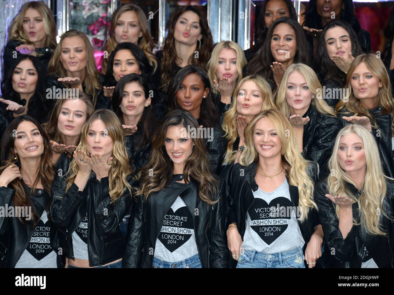 Victorias Secret Models wie Behati Prinsloo, Alessandra Ambrosoio, Elsa Hosk und Adriana Lima posiert vor dem Londoner Flagship-Store New Bond Street, England. Stockfoto