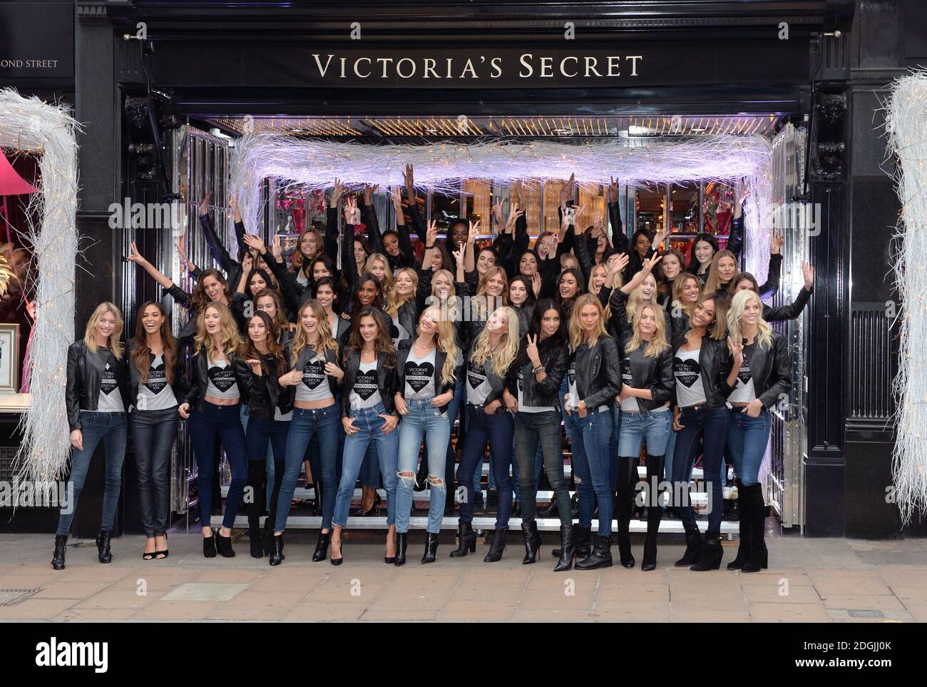 Victorias Secret Models Behati Prinsloo, Alessandra Ambrosoio, Karlie Kloss, Jourdan Dunn, Behati Prinsloo, Candice Swanepoel, Adriana Lima und Lily Donaldson und Elsa Hosk posieren vor dem Londoner Flagship-Store New Bond Street. Stockfoto