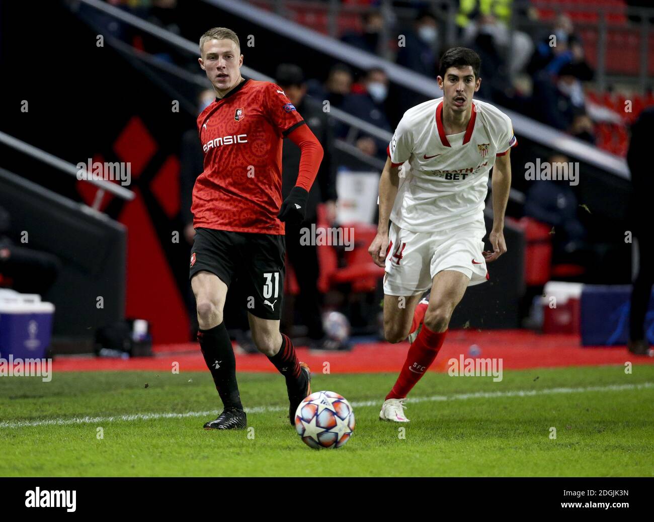 Adrien Truffert von Stade Rennais, Carlos Fernandez von Sevilla FC während der UEFA Champions League, Gruppe E Fußballspiel zwischen / LM Stockfoto