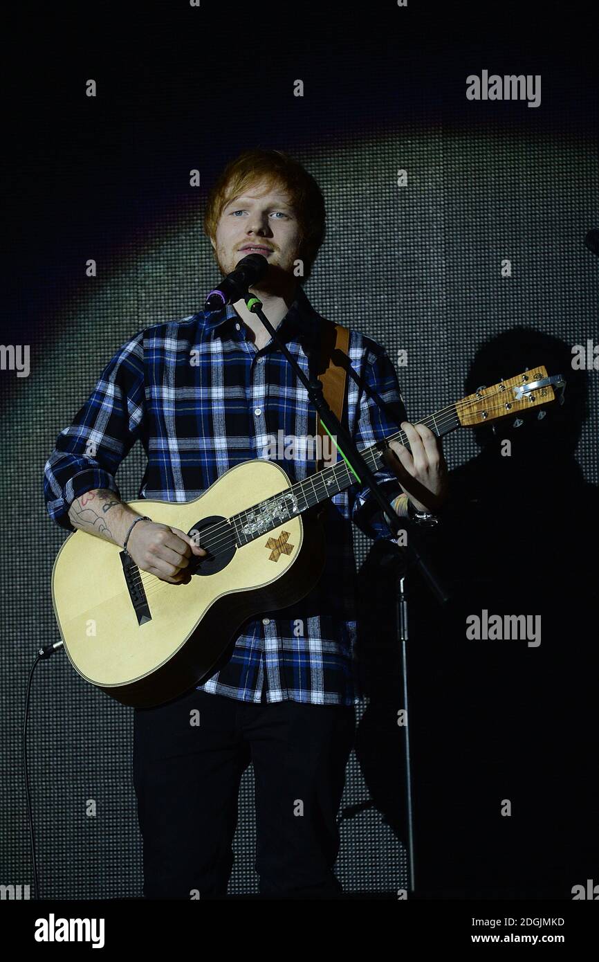 EXKLUSIV *** Ed Sheeran live auf der Bühne während des Capital FM Jingle Bell Ball 2014 in der O2 Arena, London statt Stockfoto