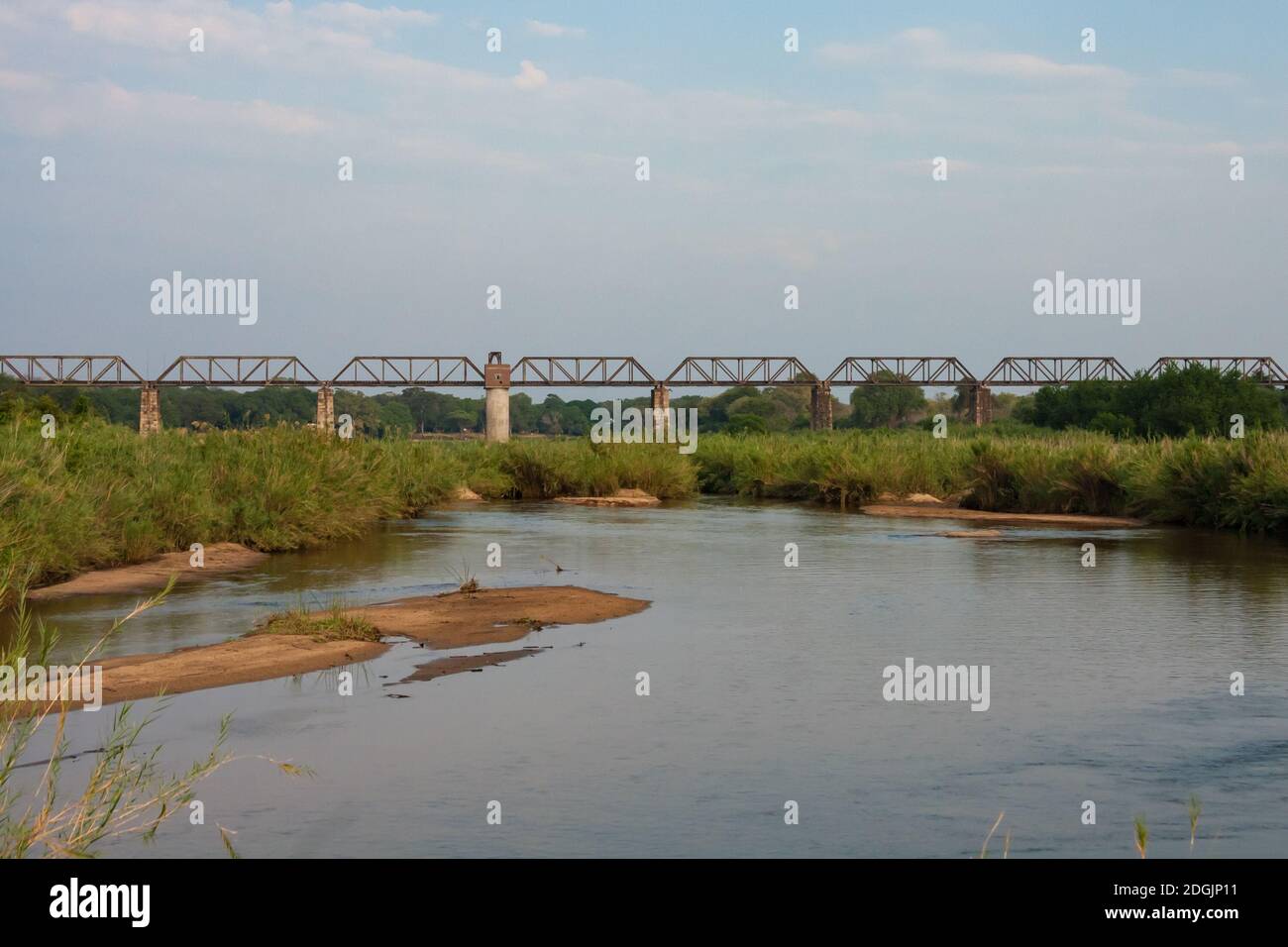 Kruger National Park, Südafrika April 20 2016: Alte historische Eisenbahnbrücke über den Sabie River im Skukuza Restcamp im Kruger National Park Stockfoto