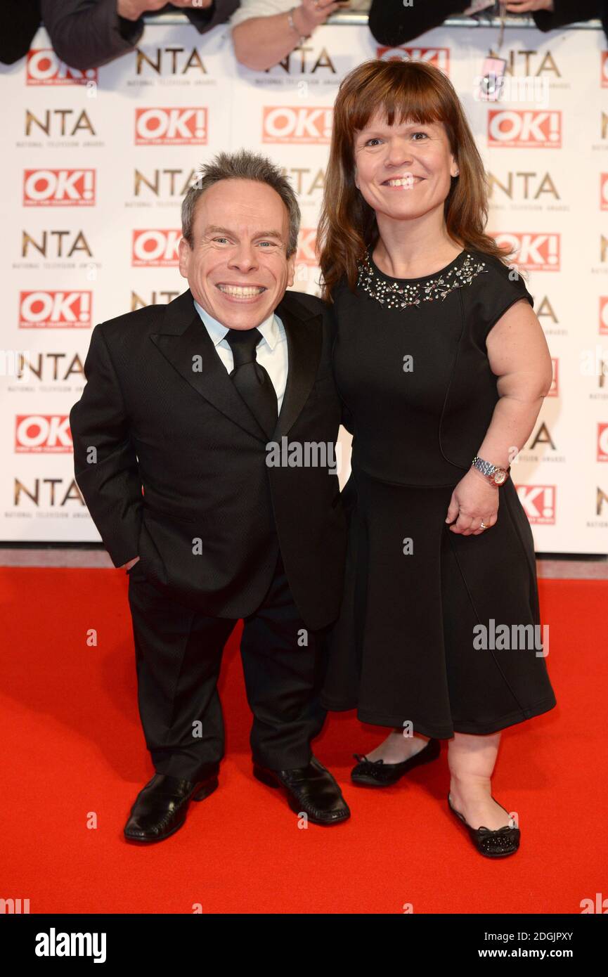 Warwick Davis und Frau Samantha auf dem roten Teppich bei den National Television Awards 2015 in der O2 Arena, London. In diesem Jahr feiern die NTA ihr 20. Jahr. Stockfoto