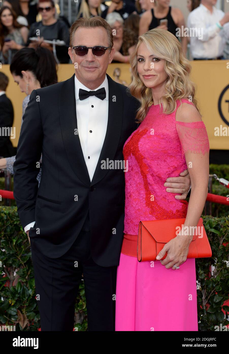 Kevin Costner und Frau Christine Baumgartner kommen auf dem roten Teppich bei den 21. Annual Screen Actors Guild Awards im Shrine Auditorium in Los Angeles an. Stockfoto