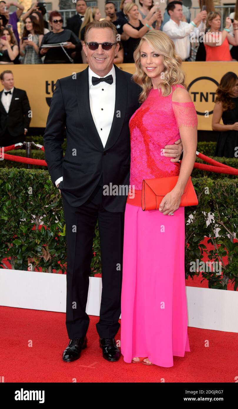 Kevin Costner und Frau Christine Baumgartner kommen auf dem roten Teppich bei den 21. Annual Screen Actors Guild Awards im Shrine Auditorium in Los Angeles an. Stockfoto