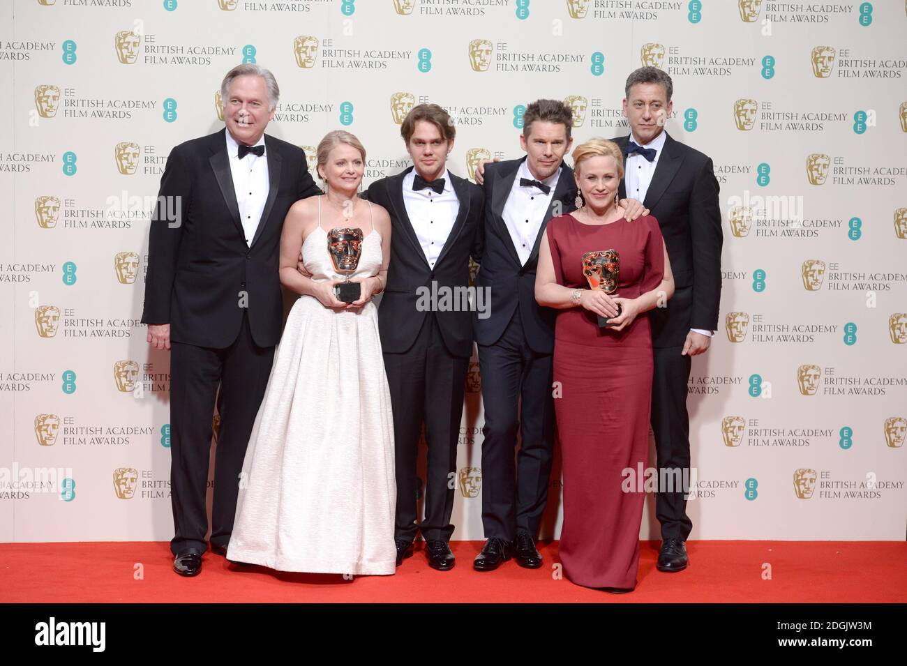 Jonathan Sehring, Cathleen Sutherland, Ellar Coltrane, Ethan Hawke, Patricia Arquette und John Sloss gewinnen den besten Film (Boyhood) im Presseraum bei den EE British Academy Film Awards 2015 im Royal Opera House in Covent Garden, London. Stockfoto