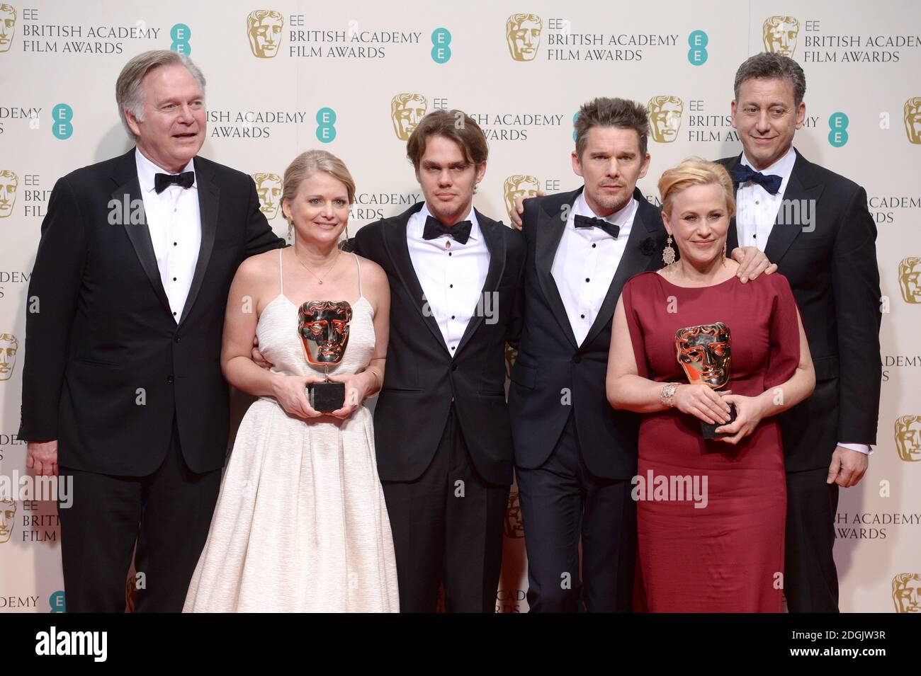 Jonathan Sehring, Cathleen Sutherland, Ellar Coltrane, Ethan Hawke, Patricia Arquette und John Sloss gewinnen den besten Film (Boyhood) im Presseraum bei den EE British Academy Film Awards 2015 im Royal Opera House in Covent Garden, London. Stockfoto